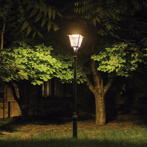 Luminaria Villa XLA instalada en entorno ajardinado, aportando confort visual y reforzando la integración con la vegetación circundante.