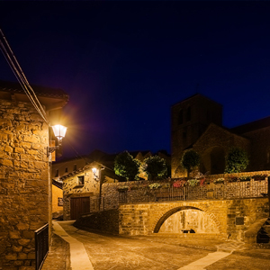 Calle de Sinués iluminada con luminarias clásicas, garantizando confort visual y respeto por el cielo nocturno.