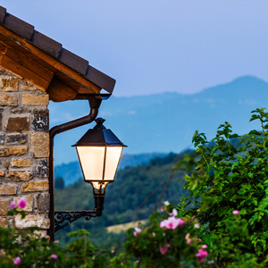 Detalle de luminaria Villa XLA iluminando arquitectura en piedra, con Difusor Confort® para evitar deslumbramientos.