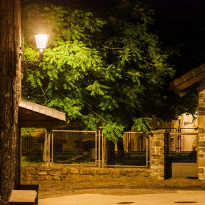 El casco histórico de Sinués, iluminado con luminarias Villa XLA LED 2200 K, integradas en su ambiente tradicional.