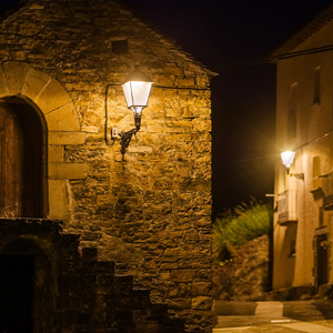 Integración estética del alumbrado ATP en el entorno histórico y patrimonial del pueblo.