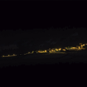 Vista nocturna general de Sinués, con un sistema lumínico que concentra la luz en el núcleo urbano y mantiene el resto del paisaje con su oscuridad natural.