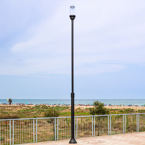 Iluminación diseñada para entornos costeros, resistente a condiciones extremas.
