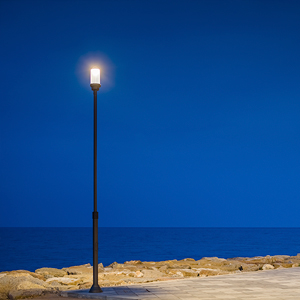 El modelo Alfa 2A destaca por su diseño vanguardista y su capacidad para reducir la contaminación lumínica en el frente marítimo.