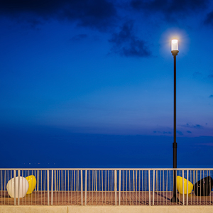 Iluminación específica para zonas costeras, concebida para soportar condiciones climáticas extremas.