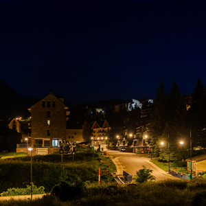 Conjunto de luminarias Pescador sobre columnas Atlas, ofreciendo una apariencia coherente y eficiente en el paisaje pirenaico.