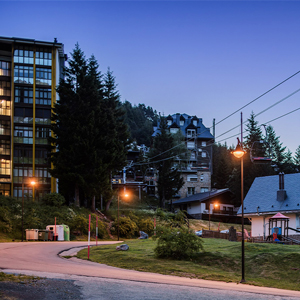 Punto de luz con brazo BG-125 de polímero técnico, diseñado para máxima durabilidad en climas de nieve, humedad y heladas.