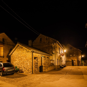 Luminarias LED de ATP en el centro de Esposa, combinando eficiencia energética y armonía con la estética tradicional del núcleo.