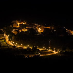 Camino de acceso a Esposa iluminado con tecnología LED de ATP, garantizando seguridad y eficiencia energética.