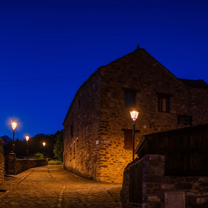 Vías de Aísa iluminadas con Villa XLA 2200 K y Difusor Confort®, realzando la arquitectura tradicional y el carácter acogedor del entorno.