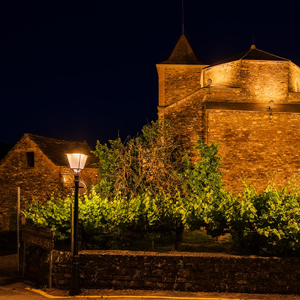 Iluminación cálida en Esposa, diseñada para preservar la identidad patrimonial del municipio.