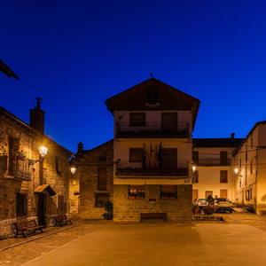 Vías de Aísa iluminadas con Villa XLA 2200 K y Difusor Confort®, destacando la estética pirenaica y el ambiente cálido del núcleo.