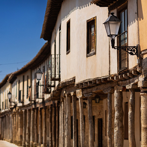 Vista diurna de una calle de Ampudia con luminarias Villa XLA.