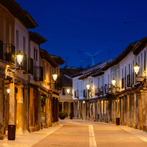 Imagen de una calle con iluminación LED de ATP, generando un entorno confortable y homogéneo en el corazón del municipio.