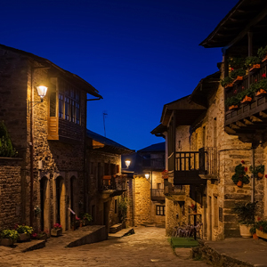 El casco hist&oacute;rico de Puebla de Sanabria, iluminado con luminarias Villa XLA 2200 K, integradas en su ambiente tradicional.