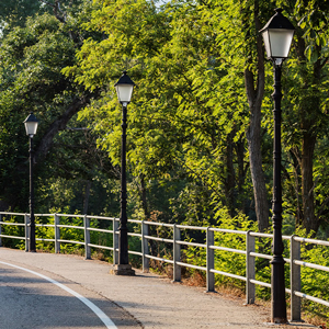 Alumbrado ATP sin mantenimiento integrado en una de las v&iacute;as de acceso a la localidad.