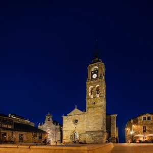 Luminarias Villa XLA con Difusor Confort&reg; instaladas en el centro de Puebla de Sanabria.