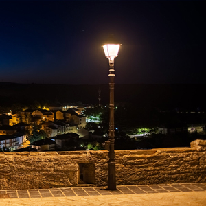 Adaptaci&oacute;n est&eacute;tica del alumbrado ATP al patrimonio y la arquitectura hist&oacute;rica del pueblo.