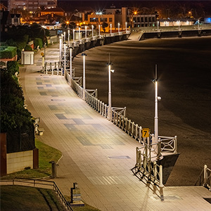 Paseo mar&iacute;timo iluminado con luminarias ATP, resistentes a la corrosi&oacute;n y especialmente concebidas para ambientes marinos.