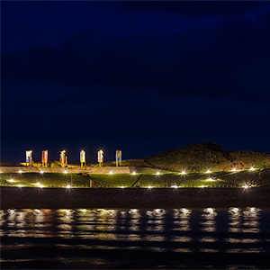 Museo de las Anclas Philippe Cousteau iluminado con balizas FOCUS 3 180&ordm;, integradas en el paisaje costero nocturno.