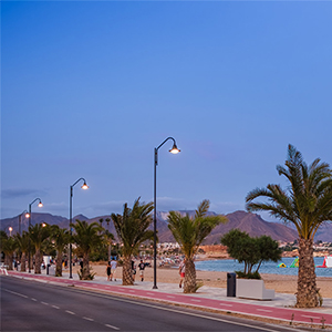 Soluci&oacute;n de iluminaci&oacute;n exterior adaptada al litoral, optimizada para ofrecer durabilidad y rendimiento lum&iacute;nico.