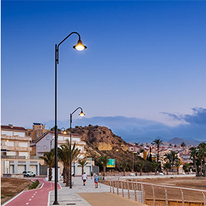 Instalaci&oacute;n de luminaria Pescador LS en el paseo mar&iacute;timo de Mazarr&oacute;n.