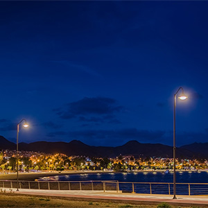 Iluminaci&oacute;n homog&eacute;nea en el litoral mazarronero, optimizada para mejorar el confort visual y el uso nocturno del paseo mar&iacute;timo.