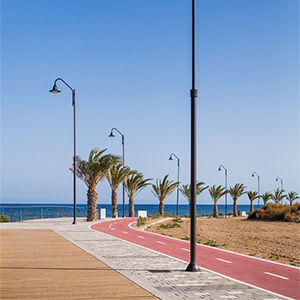 Luminarias Pescador LS en el Paseo del Alamillo, integradas en el frente mar&iacute;timo del Puerto de Mazarr&oacute;n.