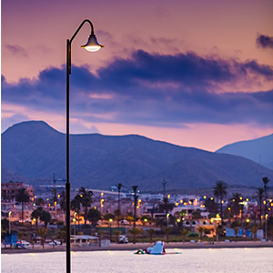 Detalle de la luminaria Pescador LS instalada en el frente mar&iacute;timo de Mazarr&oacute;n.