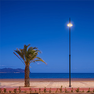 Iluminaci&oacute;n exterior LED integrada en el paisaje urbano del Puerto de Mazarr&oacute;n, reforzando la calidad ambiental del paseo mar&iacute;timo.