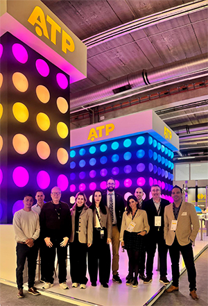 El equipo de ATP iluminaci&oacute;n en su stand de Light + Building Frankfurt, donde se presenta la nueva serie Funcional Color.