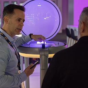 Antonio Nieto, jefe de ventas de ATP iluminaci&oacute;n en Europa presenta en detalle la tecnolog&iacute;a de la serie Funcional Color&reg;, destacando sus capacidades RGBW.