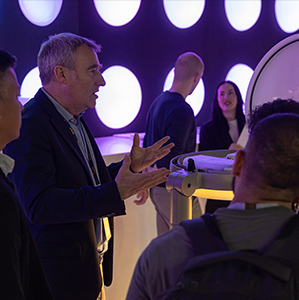 El director del departamento lum&iacute;nico de ATP, Andr&eacute;s Arma&ntilde;anzas interactuando con profesionales del sector durante Light + Building Frankfurt.