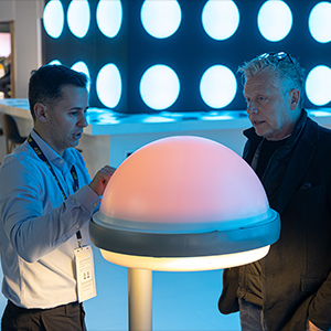 La interacci&oacute;n directa con las luminarias permite a los visitantes descubrir el potencial de la tecnolog&iacute;a RGBW aplicada al alumbrado urbano.