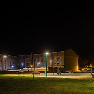 Parque infantil en Zarat&aacute;n iluminado con luminarias Aire S3 Customizada y alto confort visual.