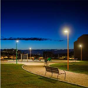 Zona estancial iluminada con luminarias Aire S3 y excelente uniformidad lum&iacute;nica.