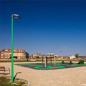 &Aacute;rea recreativa con alumbrado p&uacute;blico LED y luminarias Aire S3 Customizada.