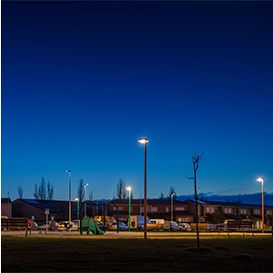 Espacio exterior con iluminaci&oacute;n homog&eacute;nea y alto nivel de confort visual.