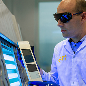 Control de calidad en el que se valida la resistencia frente a radiaci&oacute;n UV y condiciones ambientales extremas.