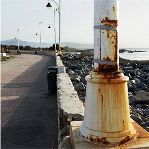 Degradaci&oacute;n estructural en luminaria instalada en primera l&iacute;nea de mar, consecuencia de la exposici&oacute;n continua a humedad y agentes agresivos.