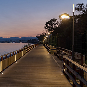 Instalaci&oacute;n de alumbrado exterior en entorno costero, donde la durabilidad de los materiales es clave para garantizar la fiabilidad del sistema.