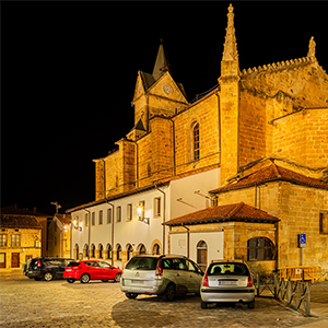 La est&eacute;tica de las luminarias se integra de manera arm&oacute;nica con el conjunto arquitect&oacute;nico, respetando el car&aacute;cter hist&oacute;rico del entorno.