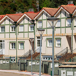 El dise&ntilde;o de la luminaria se adapta con naturalidad a la arquitectura residencial del municipio.