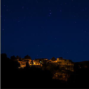 Vista nocturna de Siurana (Tarragona), donde el control del Flujo Hemisf&eacute;rico Superior (FHS) en el alumbrado p&uacute;blico contribuye a reducir la contaminaci&oacute;n lum&iacute;nica.